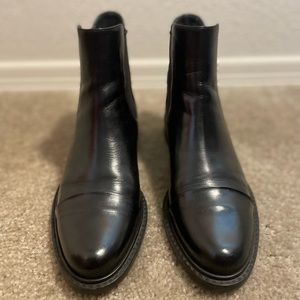 Stuart Weitzman Gobi Leather Bootie! Size 6, Good Condition!